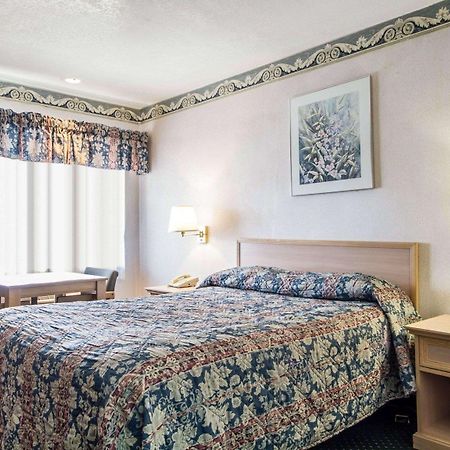 Rodeway Inn Monterey Near Fairgrounds Екстер'єр фото