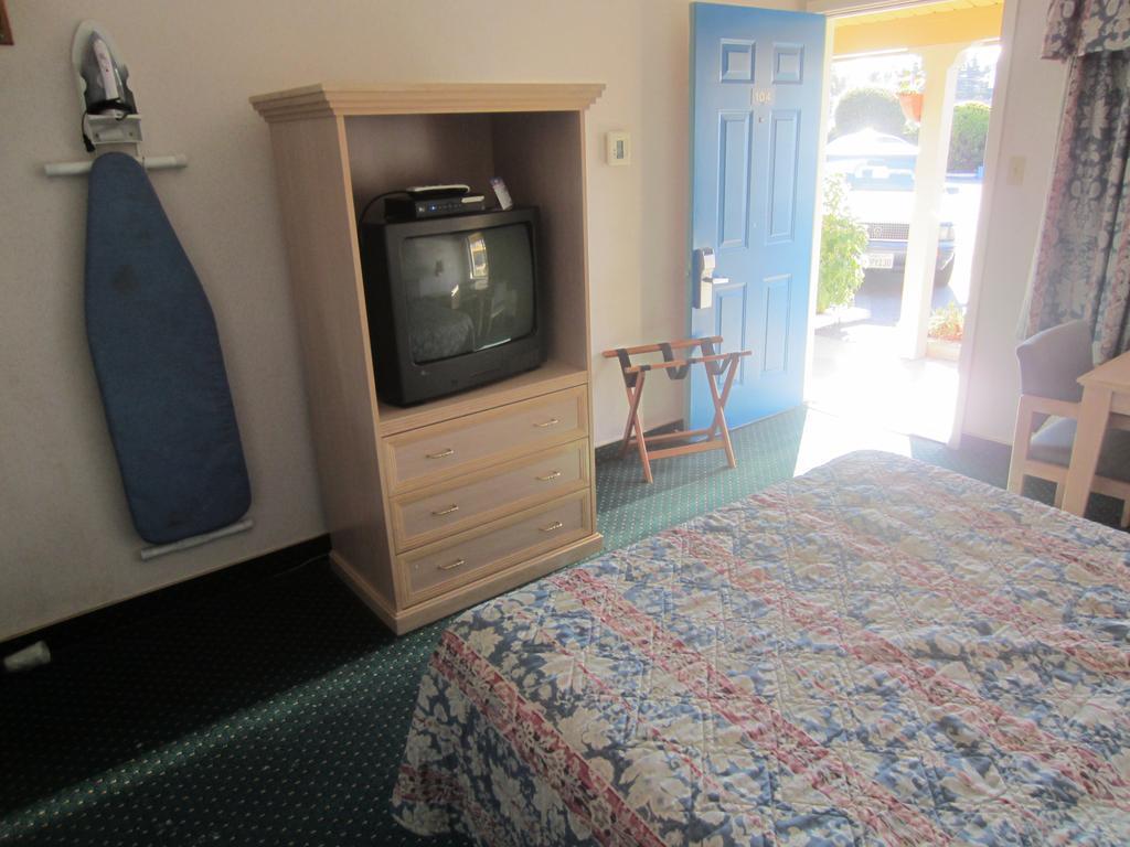 Rodeway Inn Monterey Near Fairgrounds Екстер'єр фото