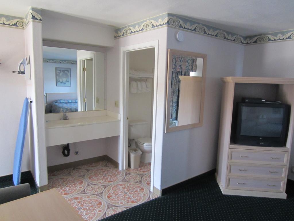 Rodeway Inn Monterey Near Fairgrounds Екстер'єр фото