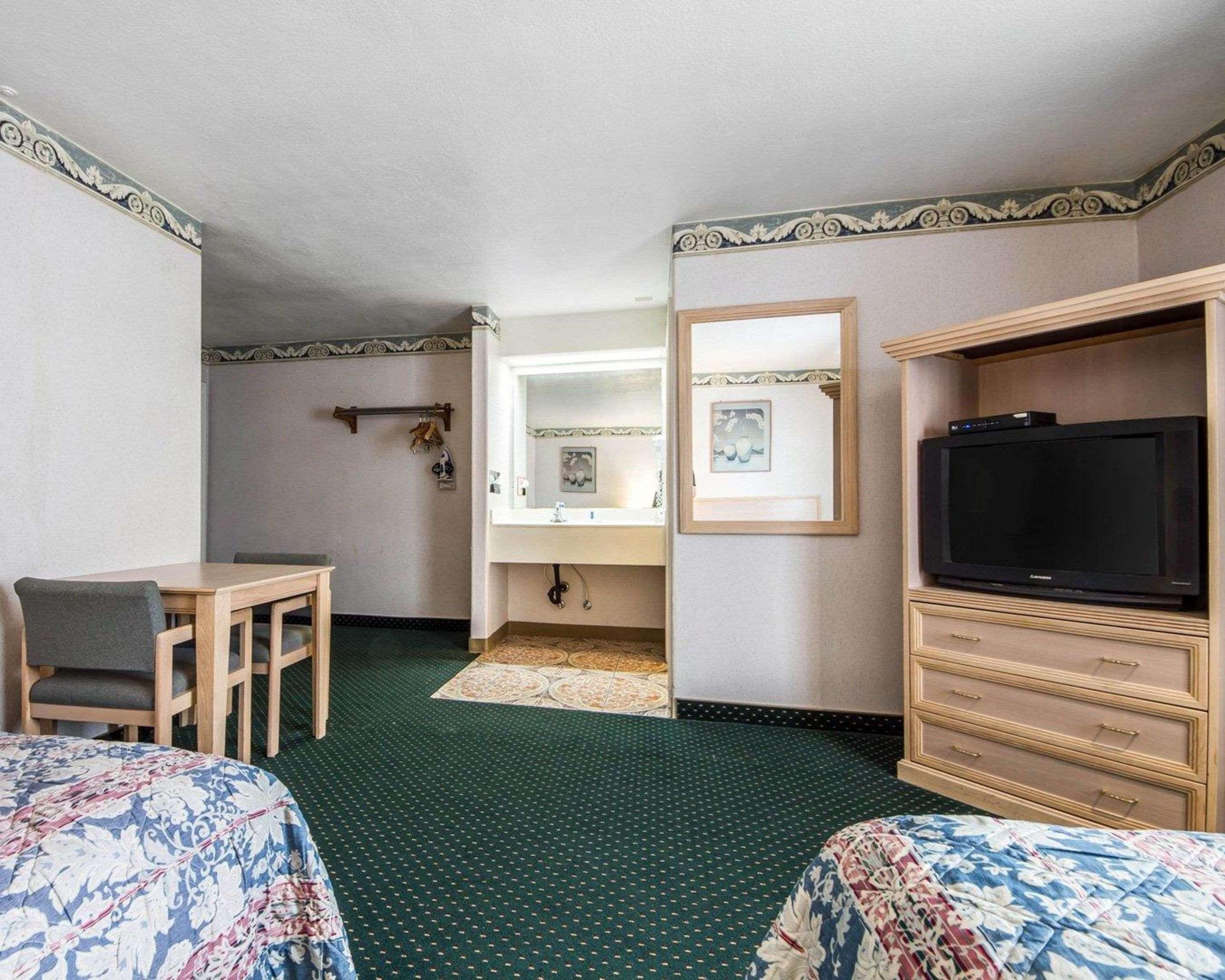 Rodeway Inn Monterey Near Fairgrounds Екстер'єр фото