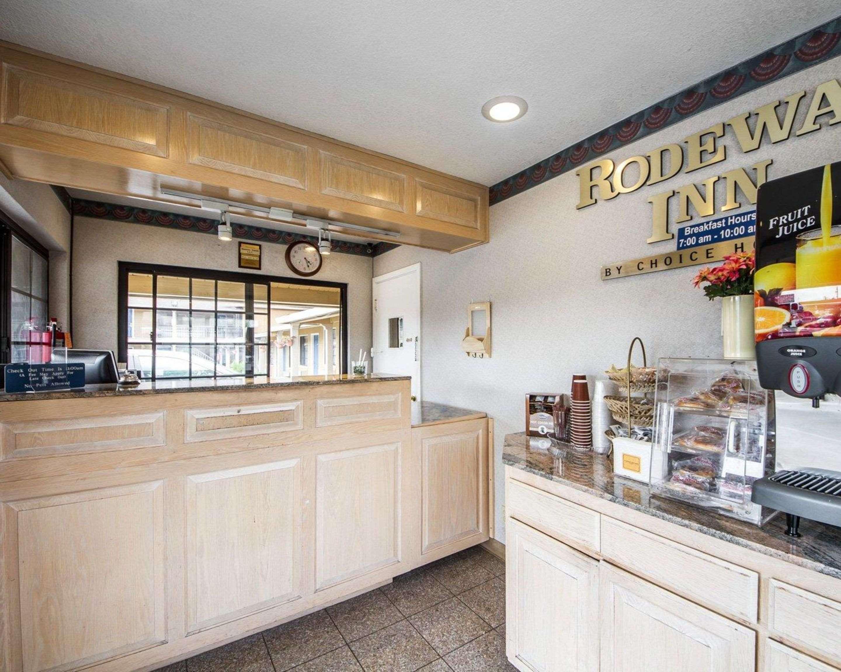 Rodeway Inn Monterey Near Fairgrounds Екстер'єр фото